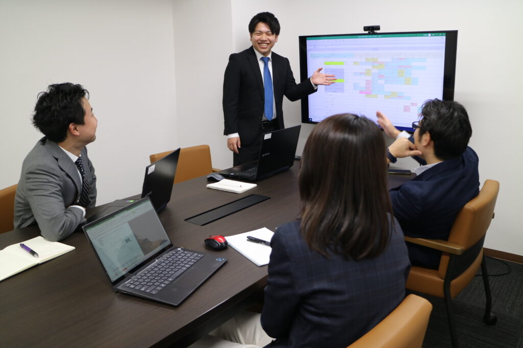 和気あいあいと働くチームの様子